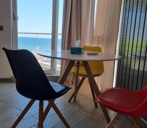 Hampton By Alz Navodari